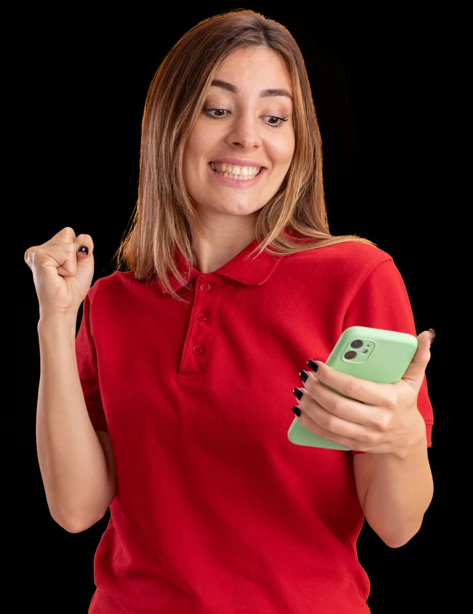 Cliente sorrindo ao ler no celular uma mensagem de WhatsApp enviada por uma loja
